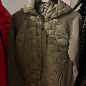 Grön hybridjacka med huva från Peak Performance - Säljer en grön hybridjacka från Peak storlek M 