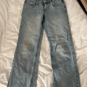 Ljusblå Weekday Arrow Low Jeans  - Säljer ett par ljusblå jeans från Weekday med låg midja och raka ben. 