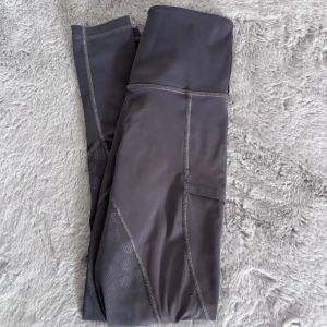 MD function ridbyxor  - Fina grå ridtights från Maya delorez! Bra skick förutom att de har ett liiiitet hål på ena knät (se bild 2), men annars hela och fina! 💛 ordinarie pris är 899kr! 