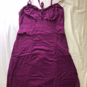 Lila sommarklänning från Esprit - Säljer en lila klänning från Esprit med smala axelband och knytning framtill. 