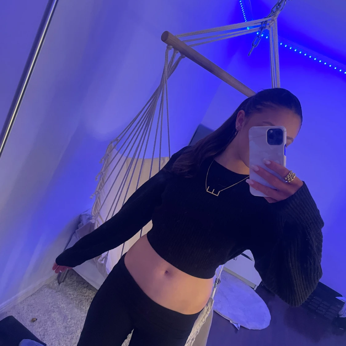 Svart croppad stickad tröja med öppen rygg och knyt