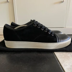 Lanvin svarta (nästan nya) - Lanvin Cap toe - skick: 9,8/10 - Tillbehör: allt OG - Storlek 43/44 (uk 9) Nypris 4999 kr - Bellavita_resell