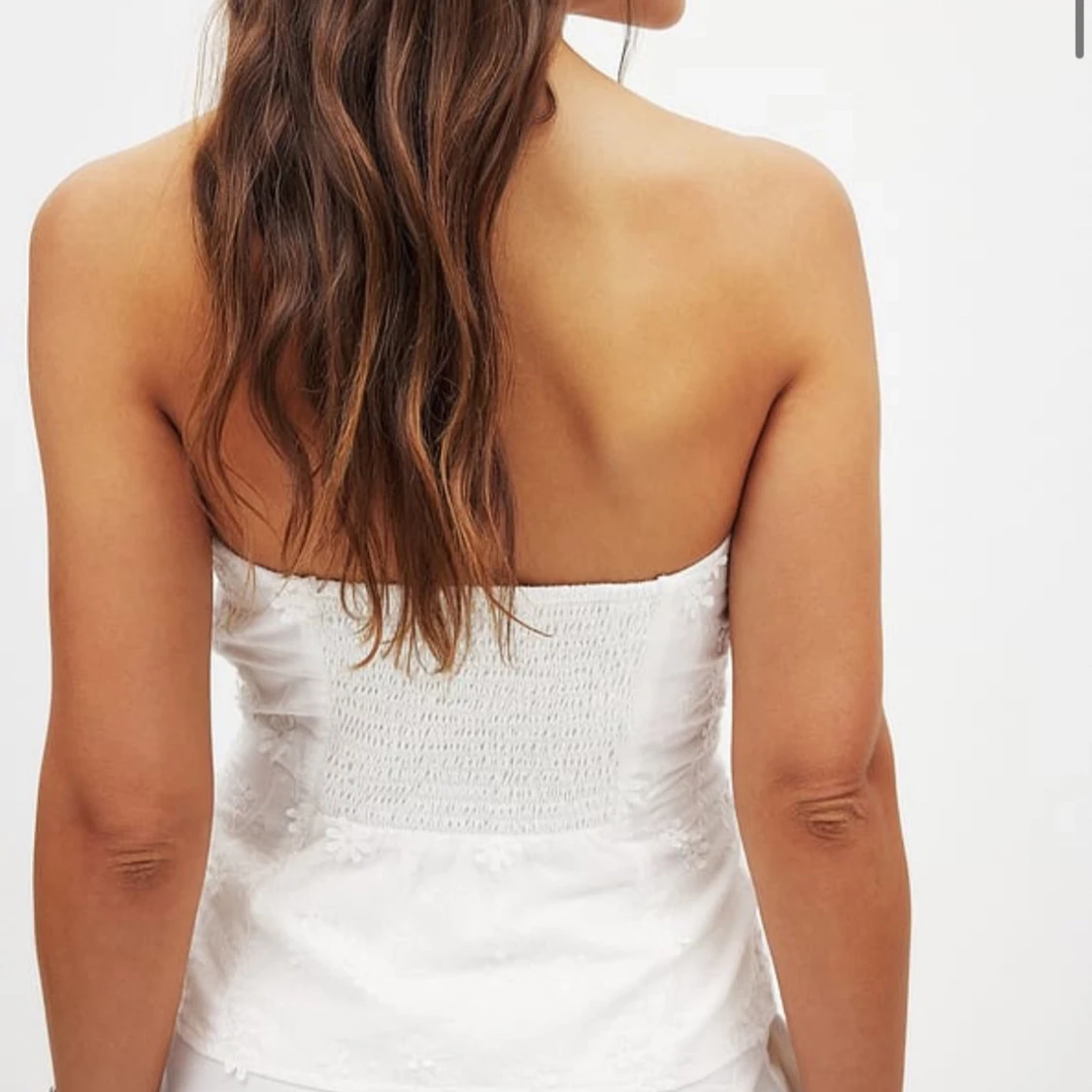 Vit axelbandslös tubtopp med blommig brodyr - 1