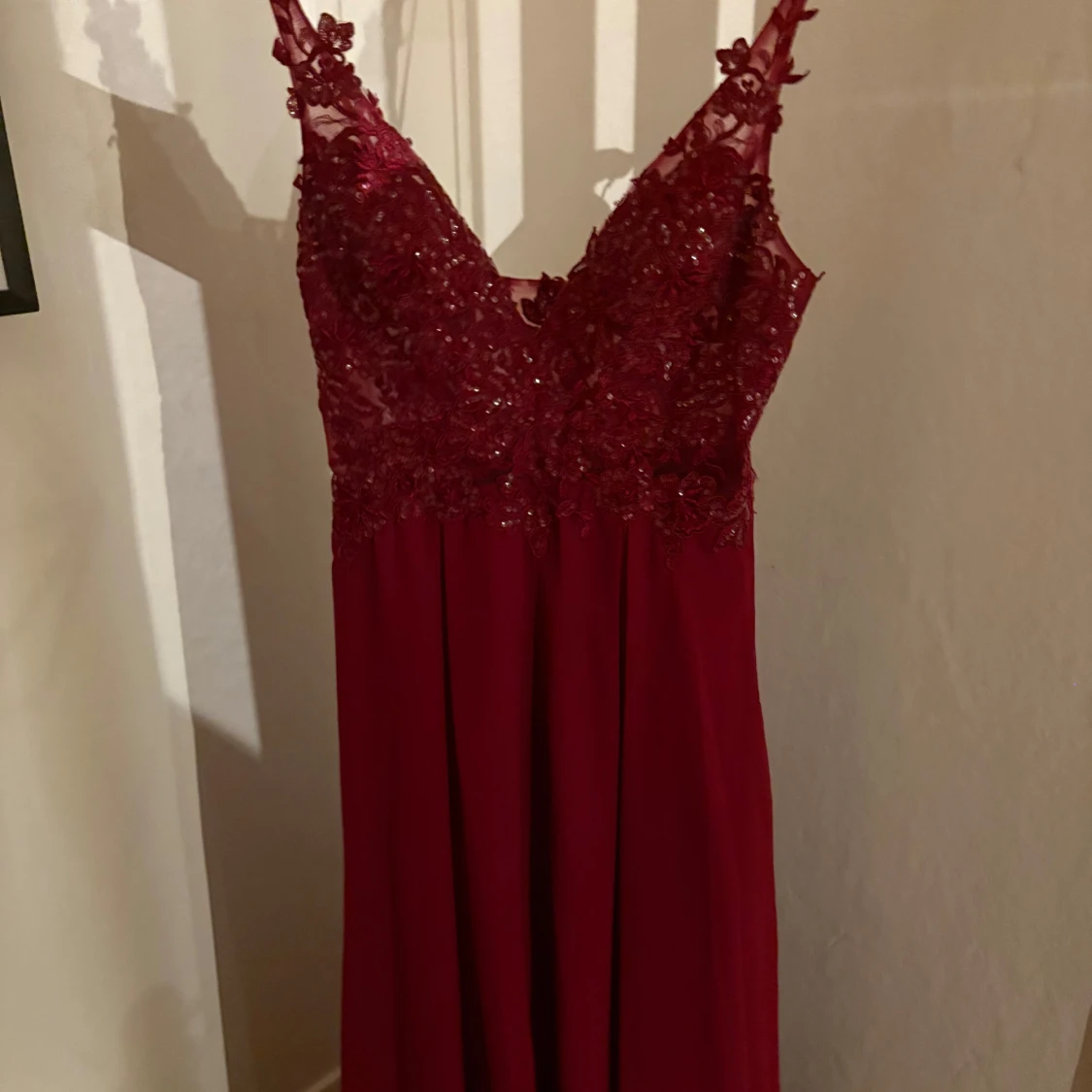 Vinröd långklänning med spets och slits