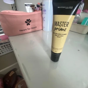 Maybelline Master Prime Primer 40 - Maybelline Master Prime Primer i nyansen 40, en ljusgul primer som jämnar ut hudtonen och ger lyster. Tuben är svart och gul med skruvkork. Perfekt för att skapa en jämn bas innan foundation.💕🦄