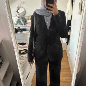 Svart kostym med kavaj  - Säljer en klassisk svart kavaj. Kavajen har knäppning framtill och fickor. Perfekt för dig som vill ha en stilren och tidlös look. Köptes på Cubus för 600kr på rea men säljer nu för 190kr och sänker ej priset mer då den är jätte fin och i bra skick samt att de min favorit 