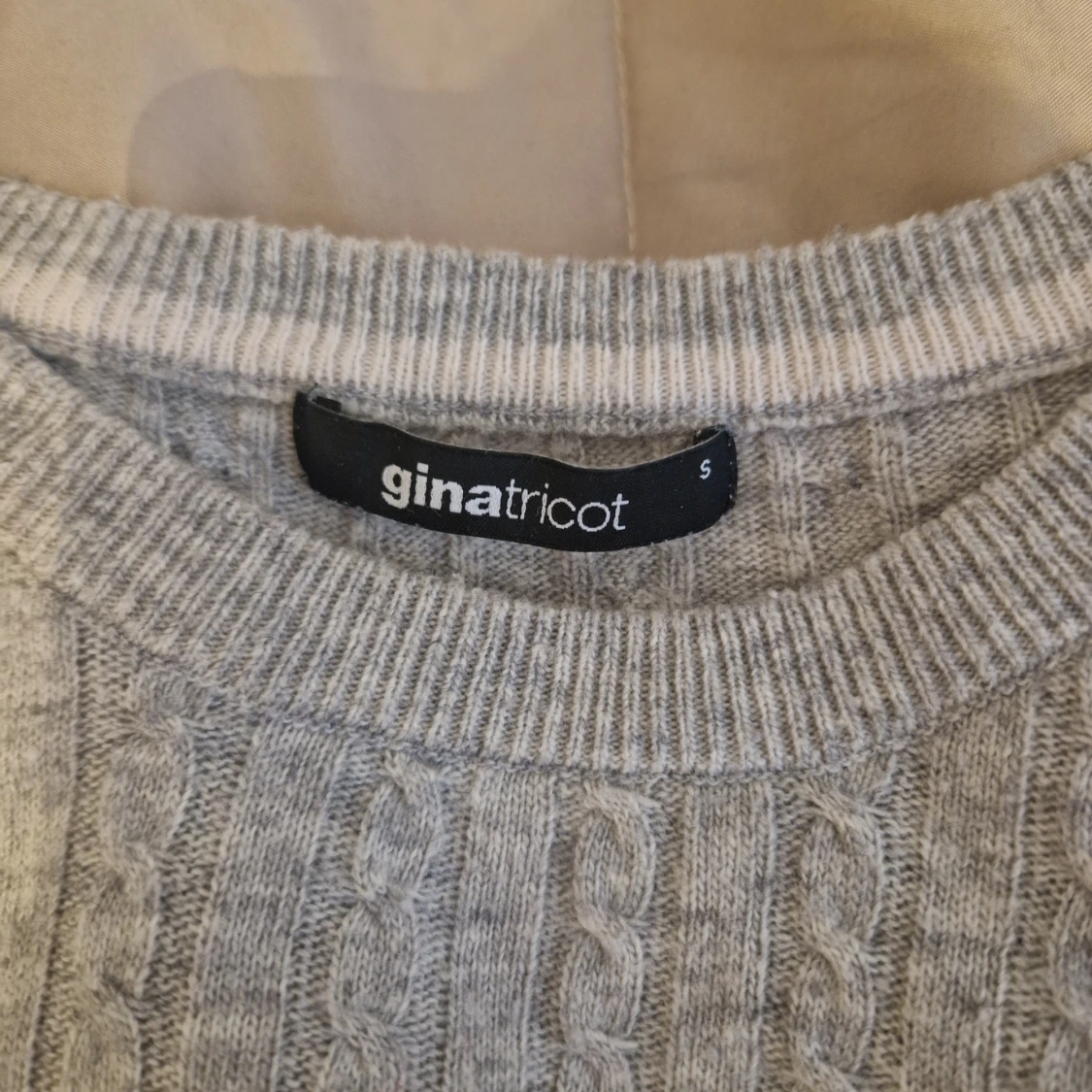 Grå kabelstickad tröja från Gina Tricot - 2