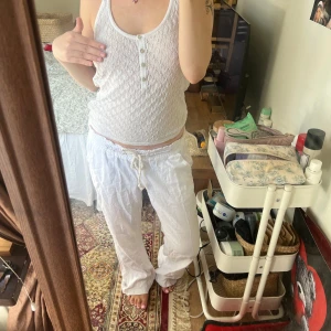 Vitt stickat linne från Zara i st S - Fint tunt linne från Zara som är stickat! Linnet är i fint skick och i st S! Jättefint nu till våren/sommaren, säljer då jag inte använder de🩷🩷