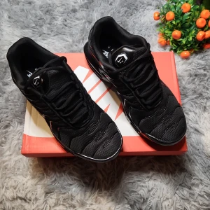 Svarta Nike Air Max sneakers - Finns storlek 39 42 44 köp och säg vilken du vill