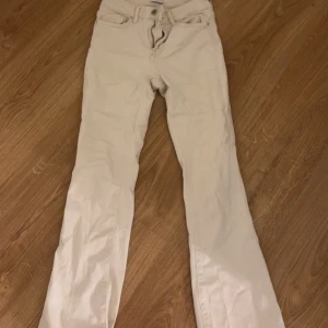 Vita bootcut jeans från only - Snygga vita jeans med bootcut-passform och klassisk femficksdesign. Byxorna är bootcut. De har inte fläckar eller hål. De är i storlek s men jag skulle säga att de sitter som xs 