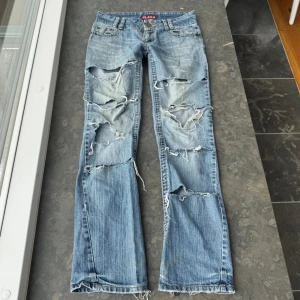 Lågmidjade jeans  - Så snygga lågmidjade jeans som tyvärr inte passar mig och har därför ingen bild på!                                       Midjemått tvärsöver: 41cm  Midjehöjden: 18cm Inerbens längden: 80cm💕