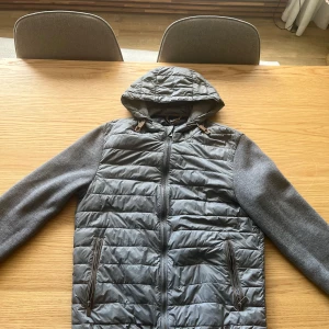 Massimo dutti cardigan  - En fin grå Massimo dutti cardigan cardigan jacka som jag köpte slutet av sommaren 2024. Jackan har en litet märke på framsidan, inget som märks av. Det står L men sitter som en M. Jag är 183 cm och den passar perfekt. Priset går att diskutera!