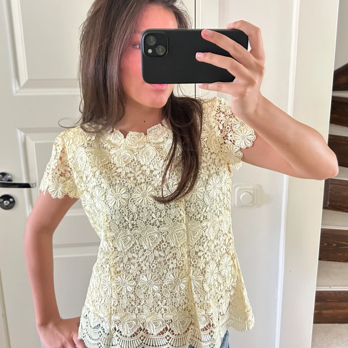 Gul spetsblus med blommönster