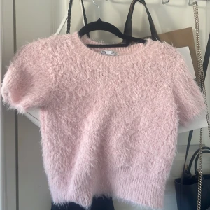 Ljusrosa fluffig tröja från ZARA - Supermjuk och fluffig ljusrosa tröja från ZARA med korta ärmar. 