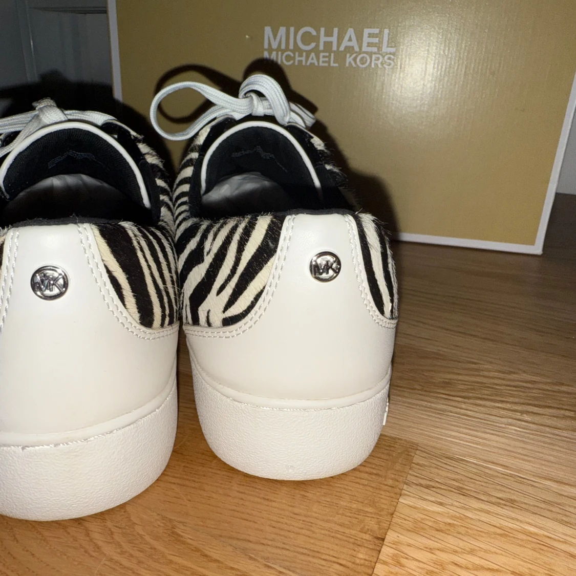 Michael Kors sneakers med zebramönster - 1