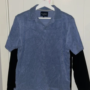 Frotté Piké  - Säljer nu denna snygga ljusblåa frotté Piken! Den är i storlek S, riktigt snygg till varmare väder! Hör av er vid eventuella frågor!