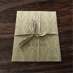 Svart keps från Gucci med GG-mönster - Snygg svart keps från Gucci med klassiskt GG-mönster över hela kepsen. Justerbar rem baktill för perfekt passform. Kepsen har en böjd skärm och är tillverkad i ett slitstarkt material.