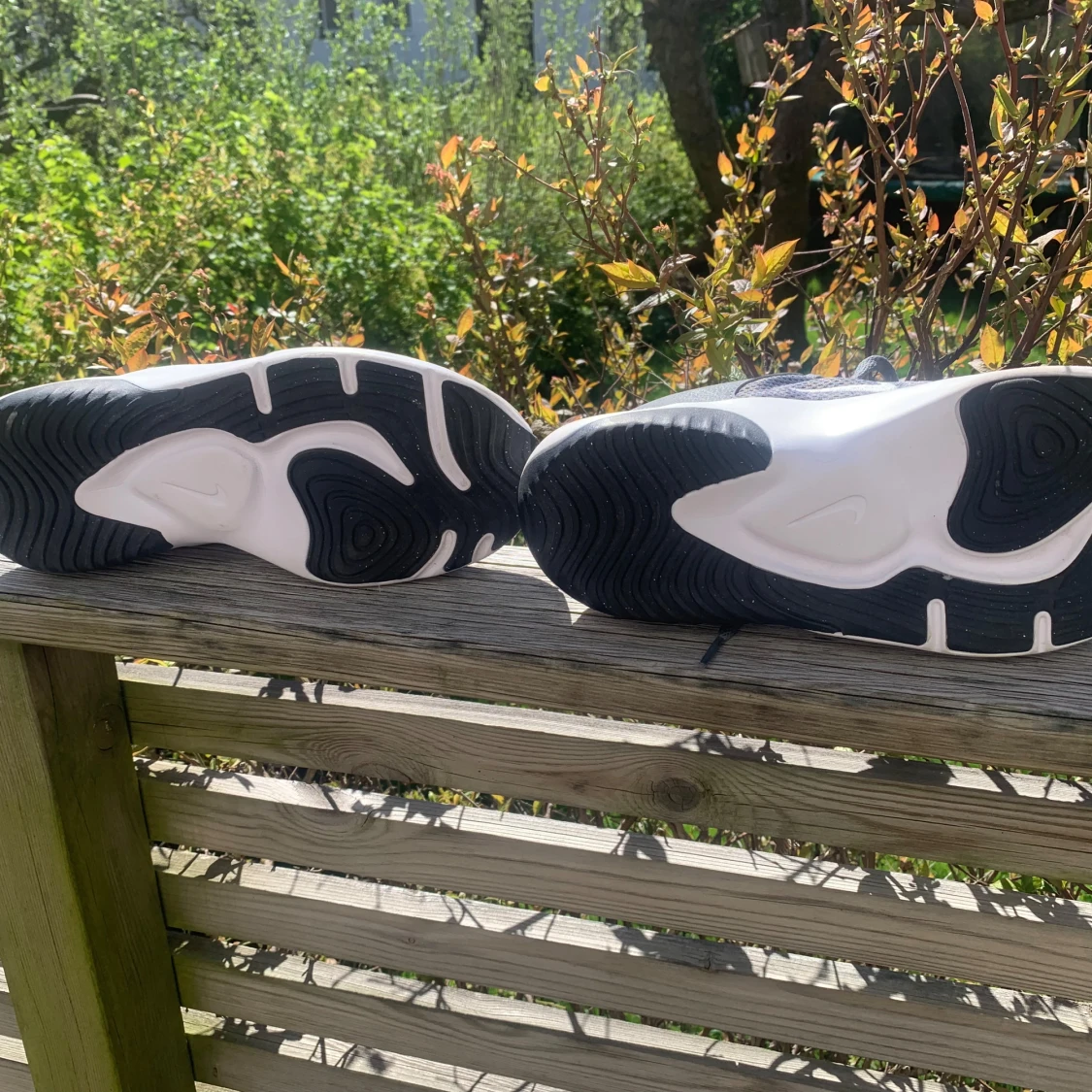 Grå Nike sneakers med vit sula - 4