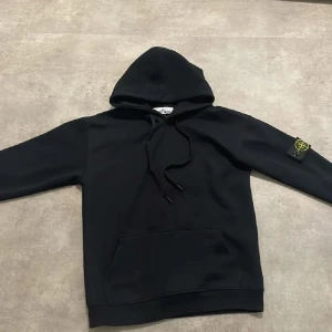 Stone Island/ge bud  - Köpte denna feta Stone island hoodien nyrligen. säjs pgu av att den inte passa mig i storleken skick (9/10) passar som xs skriv om de är några funderingar och buda på ett pris om ni vill köpa 