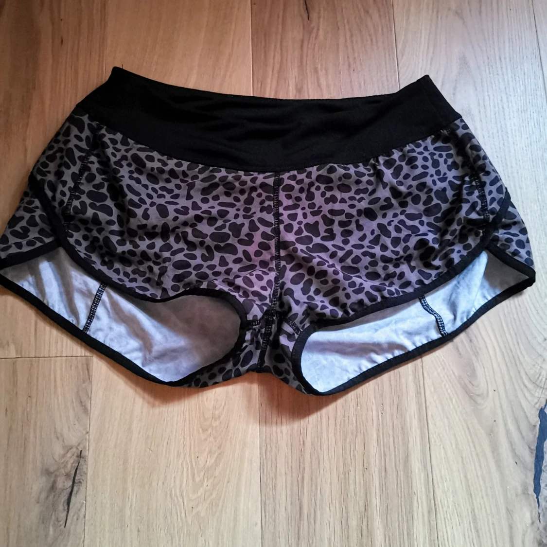 Svarta leopardmönstrade träningsshorts