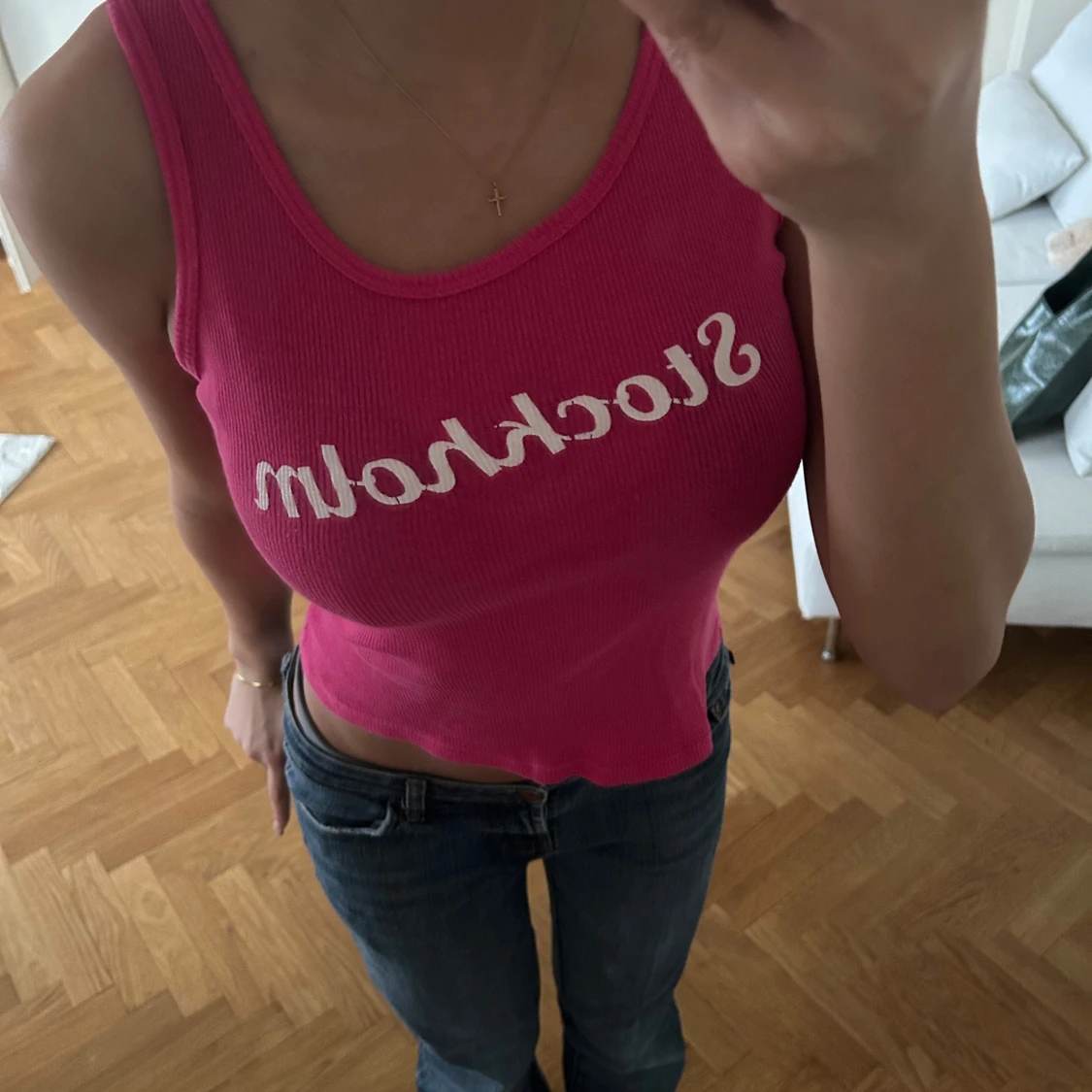 Rosa ribbad linnetopp med text - 1