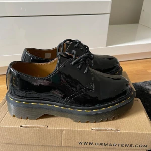 Dr Martens 1461  - Säljer ett par svarta Dr. Martens 1461 Black patent leather :) i bra skick då dessa använts ett fåtal gånger🩷 