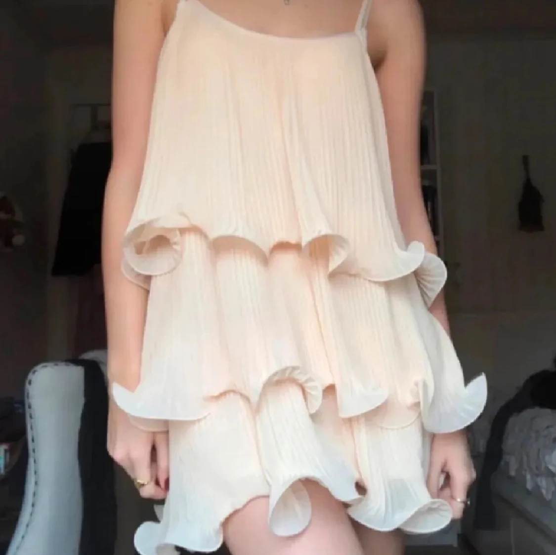 Ljusrosa volangklänning med tunna axelband