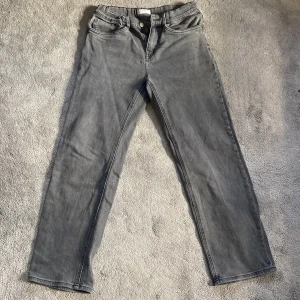 Jeansbyxor från Lindex - Svarta Lindex jeans i storlek 170. Säljs för att dem inte används.