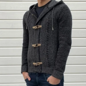 Stickad Cardigan - Vi säljer denna skitsnygga cardigan i färgen svart! Tröjan har en dragkedja samt unika knappar på framsidan vilket ger tröjan ett häftigt utseende!Det är även väldigt bra skick på tröjan då den endast är använd ett fåtal gånger. Kontakta om du har några funderingar. Priset kan diskuteras vid snabb affär!