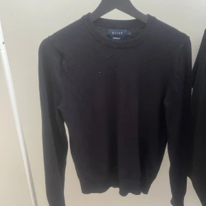 Svart merinoullströja från Riley - En klassisk svart tröja från Riley i mjuk merinoull. . Enkel och stilren design som passar till det mesta. Bara använd en gång då jag inte riktigt gillade passformen. Storlek s sitter lite mindre. 