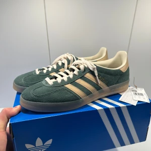 Adidas Gazelle skor - Säljer nu mina helt nya Adidas Gazelles då jag väntade med att använda de till sommaren men de blev för små. Köpta på footlocker för ett par månader sen. Som sagt helt nya, inga defekter! Storlek 45 1/3 men kan passa lite olika storlekar beroende på person. Sällsynt färg som inte setts många gånger och de kommer med allt og som boxen, extra skosnöre, kvitto, tags etc! Tveka inte på att skriva om intresset finns!🙌