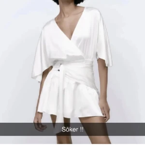 Zara klänning - SÖKER!!!! Jag söker denna fina klänningen från Zara i strl XS!!! Jag har den i s och kan även tänka mig att byta om någon vill💖💖 Betalar braaaa