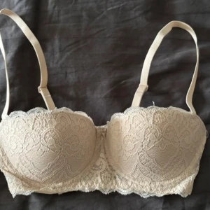 Beige push-up från Intimissmi - Säljer en söt beige bh med spets från Intimissmi.  Bh:n har reglerbara axelband, bygel och är vadderad. Helt ny, säljer pågrund av att jag fick den i present och gillade inte modellen. Prislapp finns kvar🌸