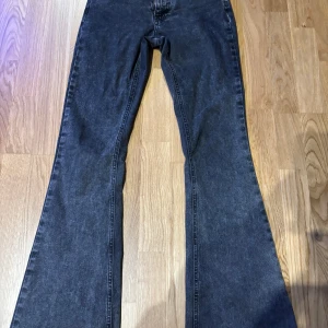 Svarta bootcut jeans från Perfect Jeans - Säljer ett par svarta bootcut jeans från Gina tricot. Jeansen har klassisk femficksdesign och utsvängda ben. Perfekta för dig som gillar en retroinspirerad look med mycket sväng i benen.