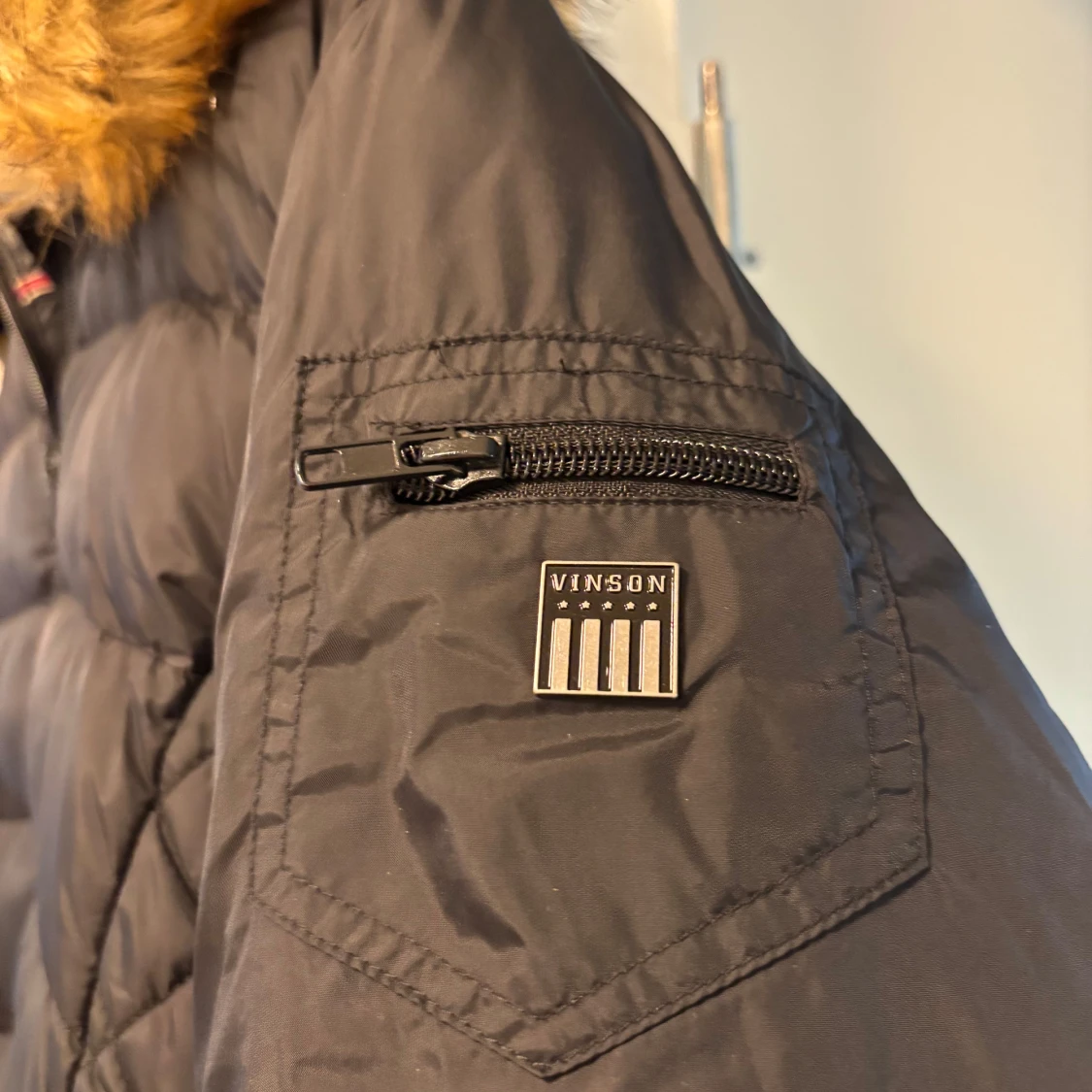 Svart pufferjacka med fuskpäls från Vinson - 1