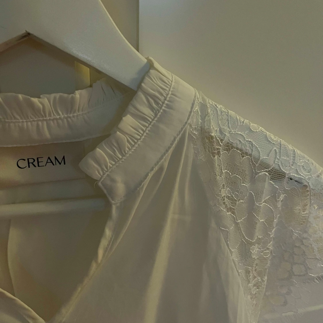 Vit blus med spetsdetaljer från Cream - 2