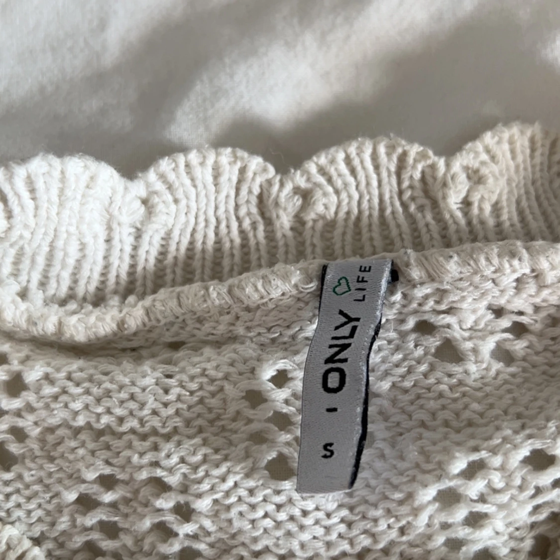 Vit stickad topp med volang från ONLY - 2