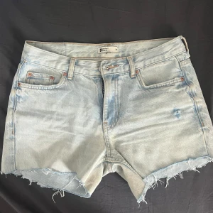 Lågmidjade jeansshorts - Ljusblå jeansshorts ifrån Ginatricot💗