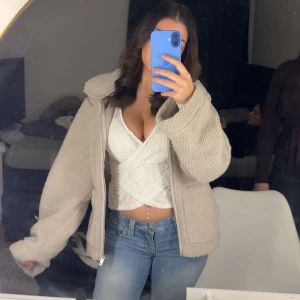 Beige teddyjacka med dragkedja - Mysig beige teddyjacka i nytt skick 