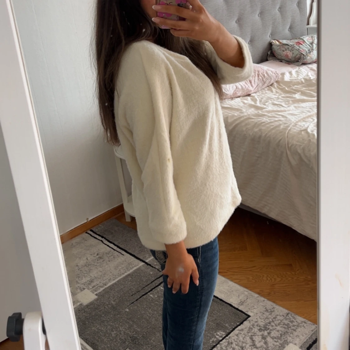 Vit stickad tröja med v-ringning - 1