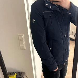 J.lindberg fieldjacket  - Mycket fint skick | Size S  | modell 180 75 kg |  fraktar spårbart inom 24 timmar med PostNord eller instabox