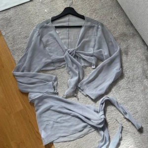 Strand-set - Otroligt fint set att ha över bikinin på stranden i sommar. Tunt och luftigt tyg som är lätt genomskinligt. Både kjolen och toppen knyts vilket gör att man kan välja storlek på dem själv. Blått/lila tyg, och helt oanvänt 🥰