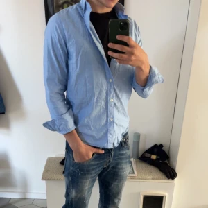 Ljusblå skjorta från EAST WEST - Säljer en ljusblå skjorta från East West i storleken xs, skriv om du har några frågor eller funderingar!