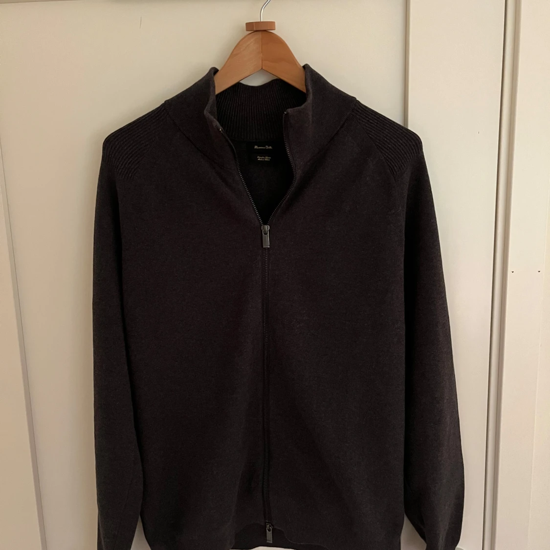 Mörkgrå stickad tröja från Massimo Dutti