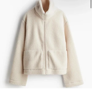 Trendig teddy jacka  - Säljer nu denna i strl S, fint skick lite smink som går bort  och kan postas snabbt!💘