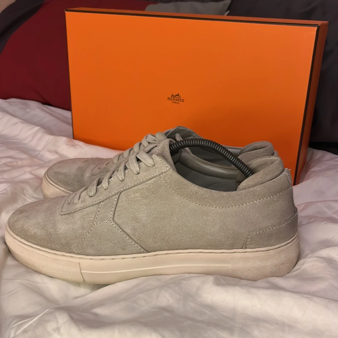 Grå sneakers från Axel Arigato