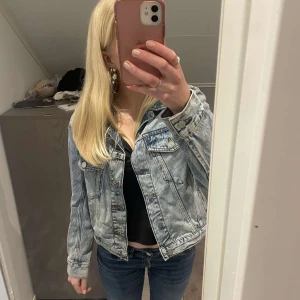 Ljusblå jeansjacka från ARKET - Säljer en klassisk ljusblå jeansjacka från ARKET Jackan har normal passform, långa ärmar och knappar framtill samt på bröstfickorna. Perfekt att slänga över en t-shirt eller hoodie för en cool look.