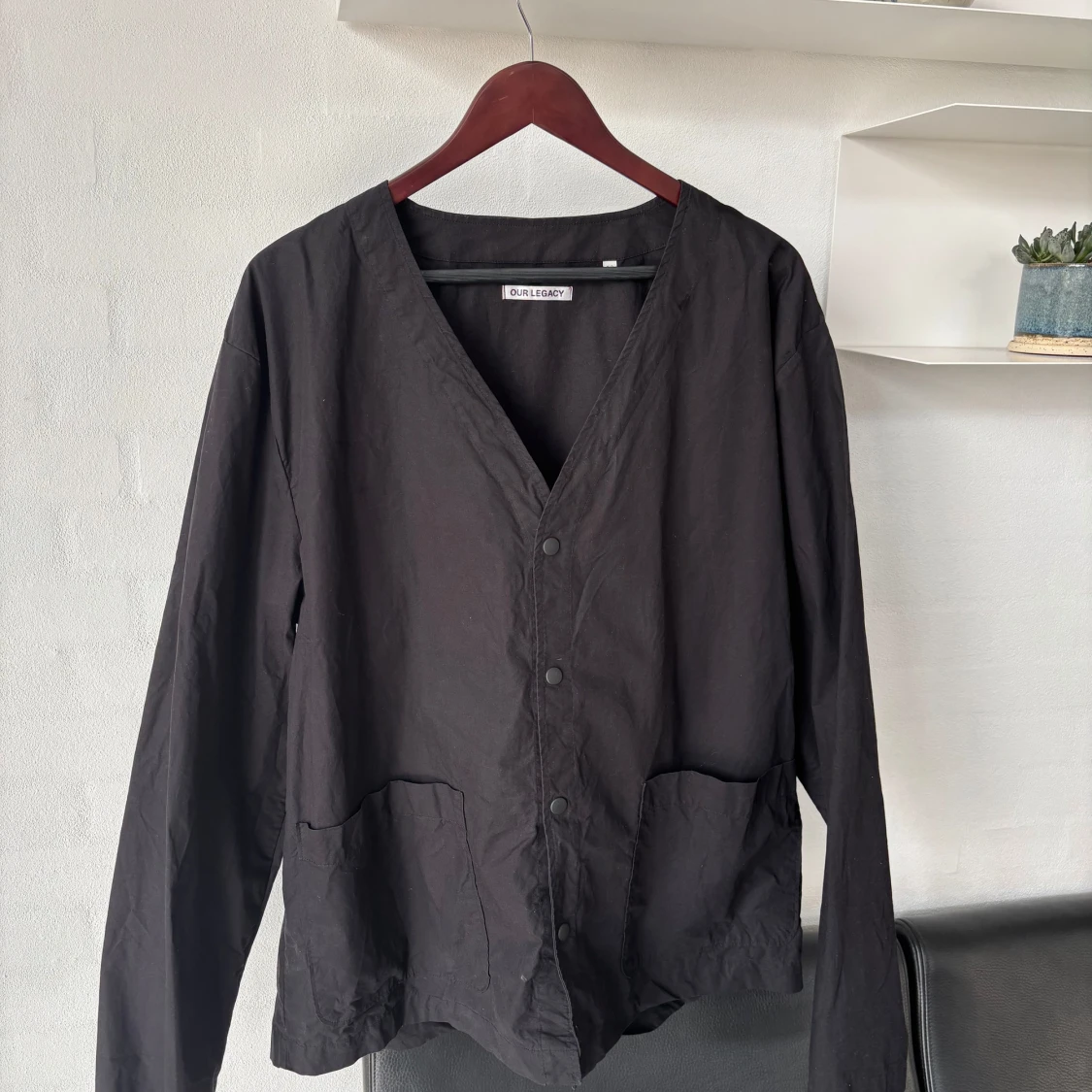 Svart skjorta med v-ringning från Our Legacy