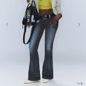 Cheap monday jeans - Skitsnygga jeans i nyskick, råkade beställa fel storlek 🙁byter gärna mot en 26/32 då de är slutsålda på hemsidan 🩷 kostar 399 nypris
