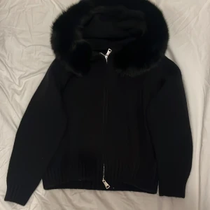 Alessa jacka  - Supersnygg Alessa jacka i äkta päls. Aldrig använd.  